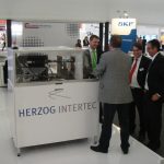 Bild internationale Zuliefererbörse 2012 Kundengespräch vor dem HERZOG INTERTEC Stand